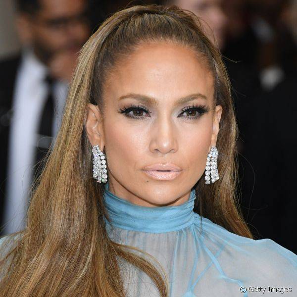 A atriz e cantora Jennifer Lopez optou pela sensualidade com o delineado bem caprichado e batom nude de efeito glossy nos l?bios (Foto: Getty Images)